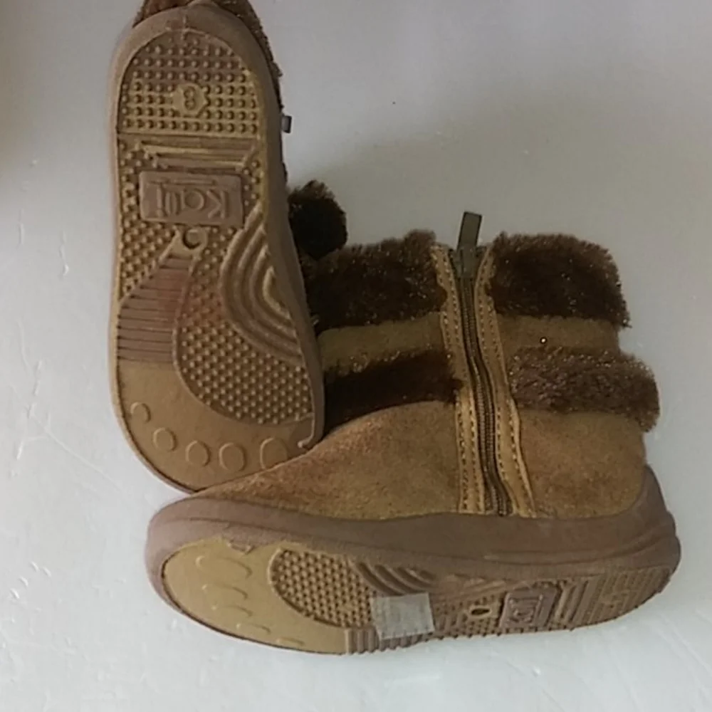 NWOT Kalli Girls Winter Boots Size 8